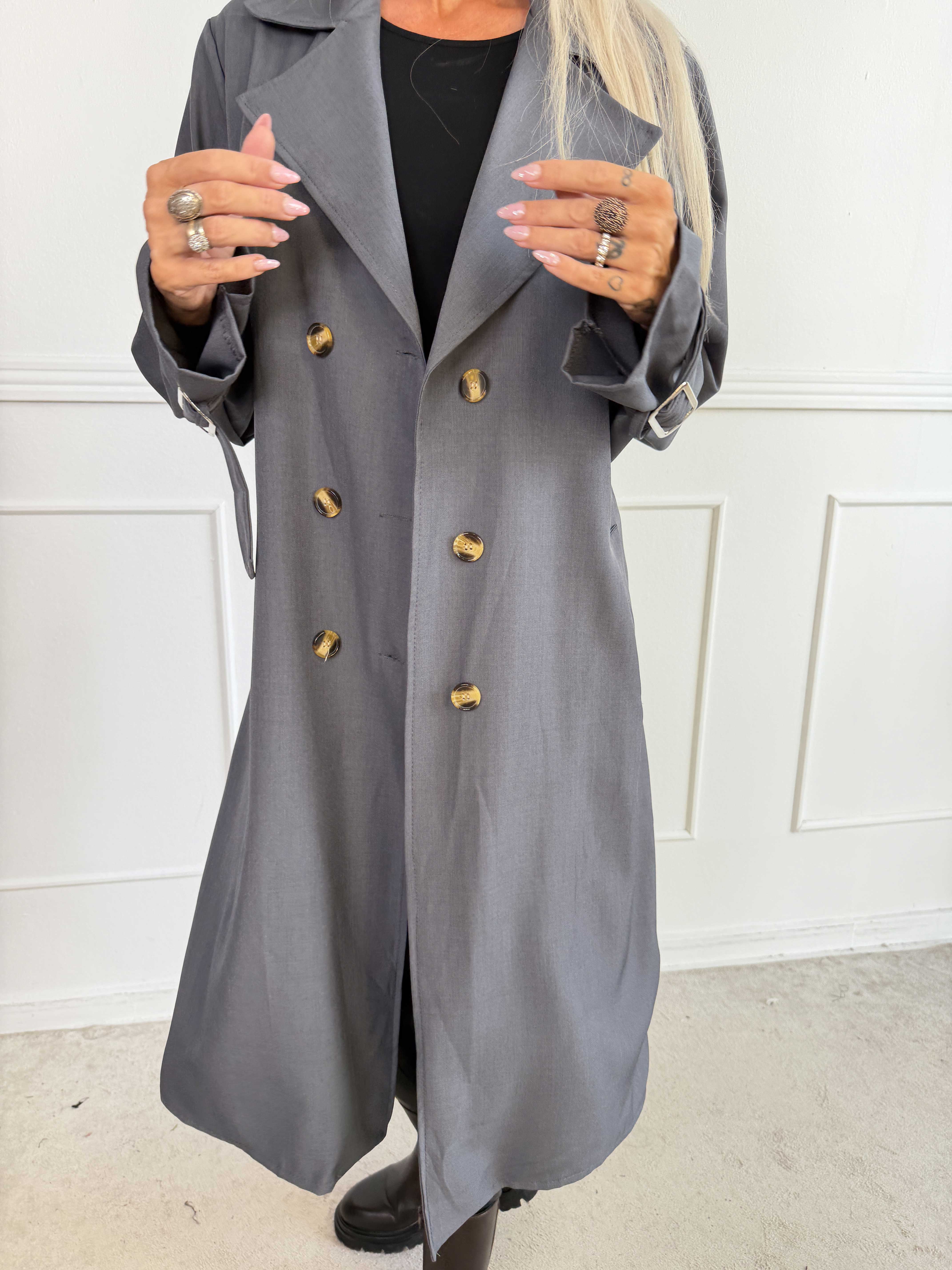Sharpay 2.0 – Lätt plus size trenchcoat med knytskärp